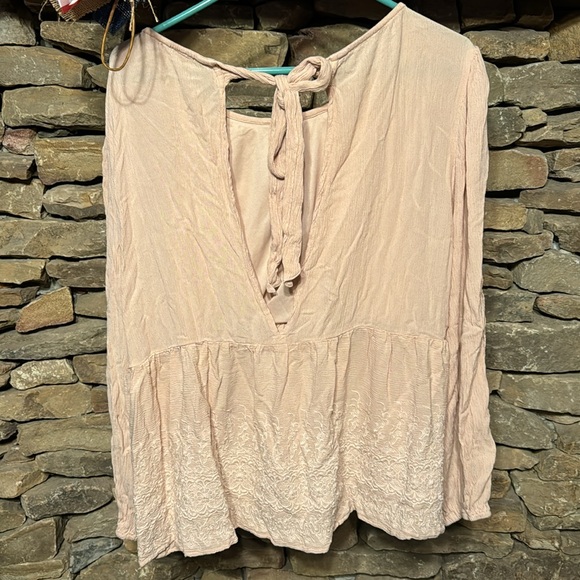 American Eagle light pink size XL tie in back with embroidery - Picture 2 of 4